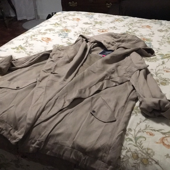 Khaki Vince Camuto trench coat - Picture 4 of 8